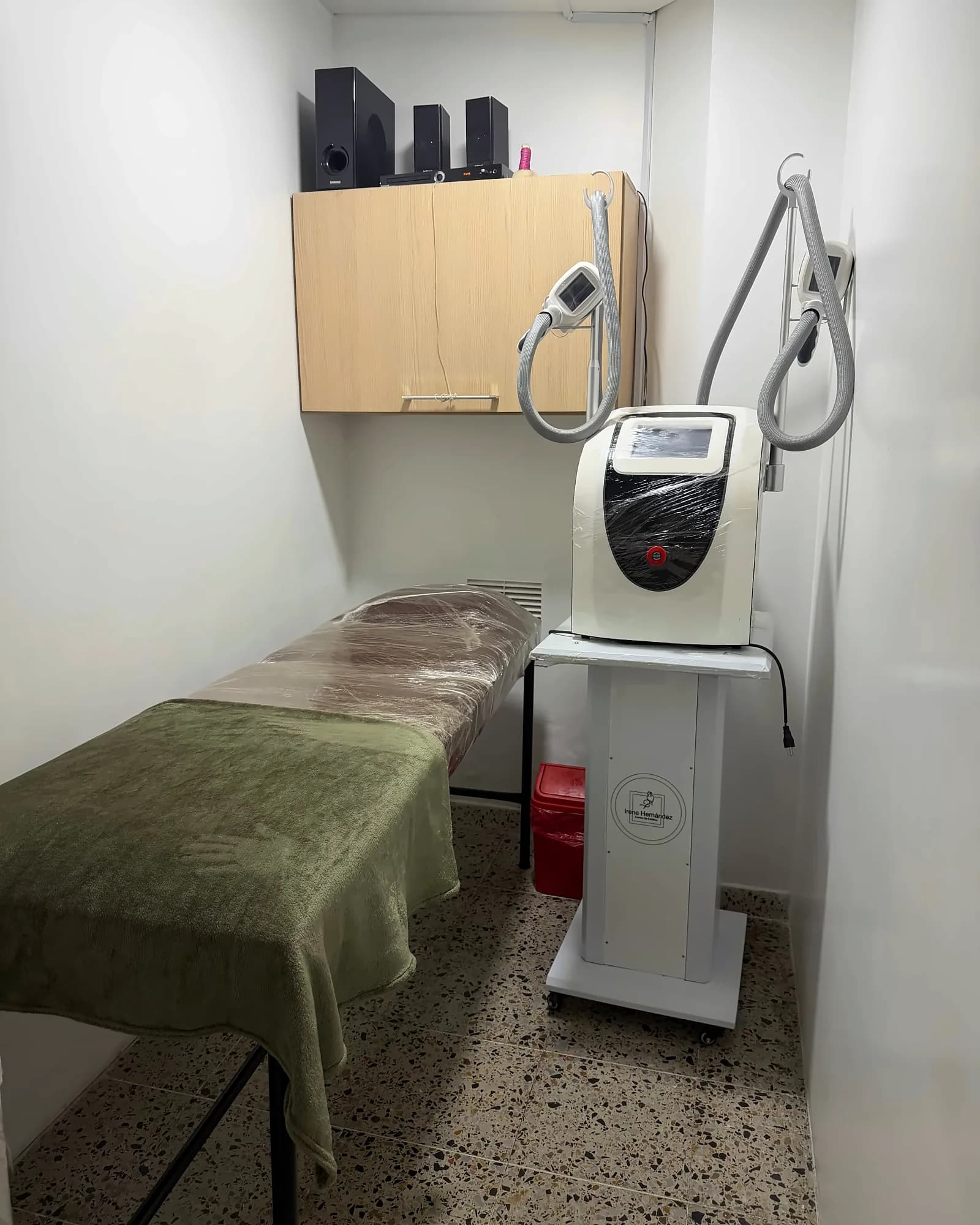 Cabina de tratamientos corporales con equipo de aparatología